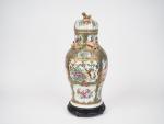 Canton, vers 1900, 
Vase balustre couvert en porcelaine et émaux...