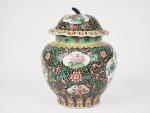 Chine, XXe siècle, 
Potiche couverte en porcelaine et émaux polychromes...