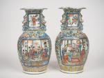 Canton, fin du XIXe siècle, 
Paire de vases de forme...