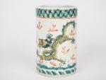 Chine, vers 1900, 
Porte pinceaux à décor de deux dragons...