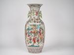 Chine, vers 1900, 
Vase balustre en porcelaine et émaux famille...