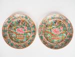 Canton, 1900, 
Paire d'assiettes en porcelaine de style famille rose...