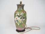 Chine, XIXe siècle, 
Vase balustre en porcelaine famille rose à...