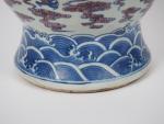 Chine, période République,
Vase de forme balustre en porcelaine, décor en...