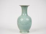 Chine, XXe siècle, 
Vase en porcelaine émaillée céladon reposant sur...
