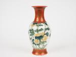 Chine, Période République, 
Petit vase balustre en porcelaine émaillée vert...