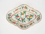 Chine, vers 1900, 
Ravier en porcelaine de forme polylobée et...