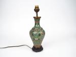 Chine, XXe siècle,
Vase balustre en émaux cloisonnés sur cuivre à...