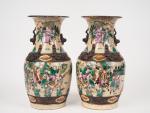 Nankin, vers 1920, 
Paire de vases de forme balustre en...