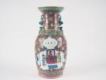 Chine, vers 1920,
Petit vase balustre en porcelaine et émaux dans...