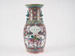 Chine, vers 1920,
Petit vase balustre en porcelaine et émaux dans...