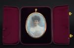 Miniature XIXème "portrait de femme à la robe blanche".
Photographie rehaussée,...