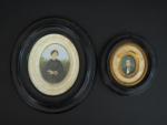 Deux différents portraits. 
Photographies réhaussées XIXème dans leurs cadres médaillons...