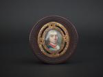 Boite ronde Louis XVI en écaille et pomponne ornée en...