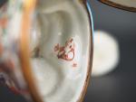 Deux différentes tabatières en porcelaine polychrome à décor Kakiémon, en...