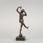 Danseuse à l'antique en bronze patiné. XIXème siècle.
H. 17,5 cm
Expert...