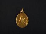 Médaille religieuse ovale en or jaune, figurant Saint Jean-Baptiste portant...