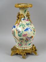 Vase XIXe en porcelaine de Chine, monture en bronze de...