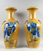 Paire de grands vases en céramique Extrême-Orient, à décor de...