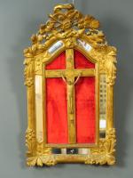 Crucifix, cadre à parecloses en bois doré. 
69 x 39,5...