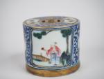 Chine, époque Jiaqing (1796-1820)
Petit diffuseur à parfum en porcelaine et...