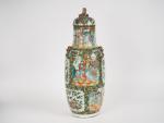 Grand vase balustre couvert en porcelaine de Canton à décor...