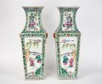Chine XIXe siècle, période Tongzhi,
Paire de vases de forme balustre...