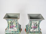 Chine XIXe siècle, période Tongzhi,
Paire de vases de forme balustre...