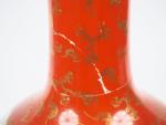 Vase Quing en porcelaine et émaux de style famille rose...