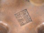 Chine XVIIIe siècle,
Vase Ding en bronze sur son socle en...