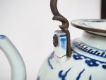 Importante théière en porcelaine blanche à décor en bleu et...