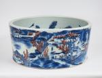 Chine, XVIIIe siècle, 
Important bassin en porcelaine blanche, légèrement céladonné,...