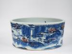 Chine, XVIIIe siècle, 
Important bassin en porcelaine blanche, légèrement céladonné,...