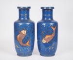 Chine vers 1900
Paire de vases de forme rouleau en porcelaine...