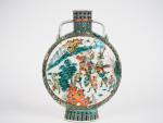 Chine, fin XIXe siècle,
Vase de forme gourde sur piédouche en...