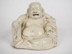 Chine, vers 1900 
Bouddha en porcelaine blanche représentant milefo tenant...