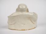 Chine, vers 1900 
Bouddha en porcelaine blanche représentant milefo tenant...