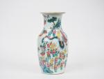 Vase Balustre en porcelaine et émaux polychromes de Canton style...