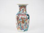 Vase Balustre en porcelaine et émaux polychromes de Canton style...