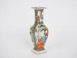 Vase balustre en porcelaine et émaux polychromes de Canton style...