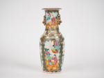 Vase balustre en porcelaine et émaux polychromes de Canton style...