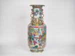 Canton, vers 1900, 
Grand vase balustre en porcelaine et émaux...