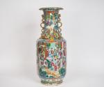 Canton, vers 1900, 
Grand vase balustre en porcelaine et émaux...