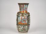 Canton, fin du XIXe siècle, 
Vase balustre en porcelaine et...