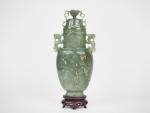 Chine XXe siècle,
Vase couvert en jadéite verte veiné de blanc...