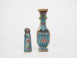 Chine, XVIIIe siècle
Deux petits vases en bronze et émaux cloisonnés...