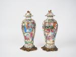 Chine, Canton fin XIXe siècle, 
Paire de vases couverts de...