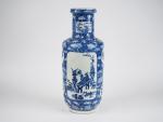 Chine, XIXe siècle,
Vase rouleau en porcelaine bleu blanc à décor...