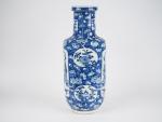 Chine, XIXe siècle,
Vase rouleau en porcelaine bleu blanc à décor...