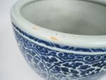 Chine, XVIIe siècle,
Vasque à poissons en porcelaine à décor en...
